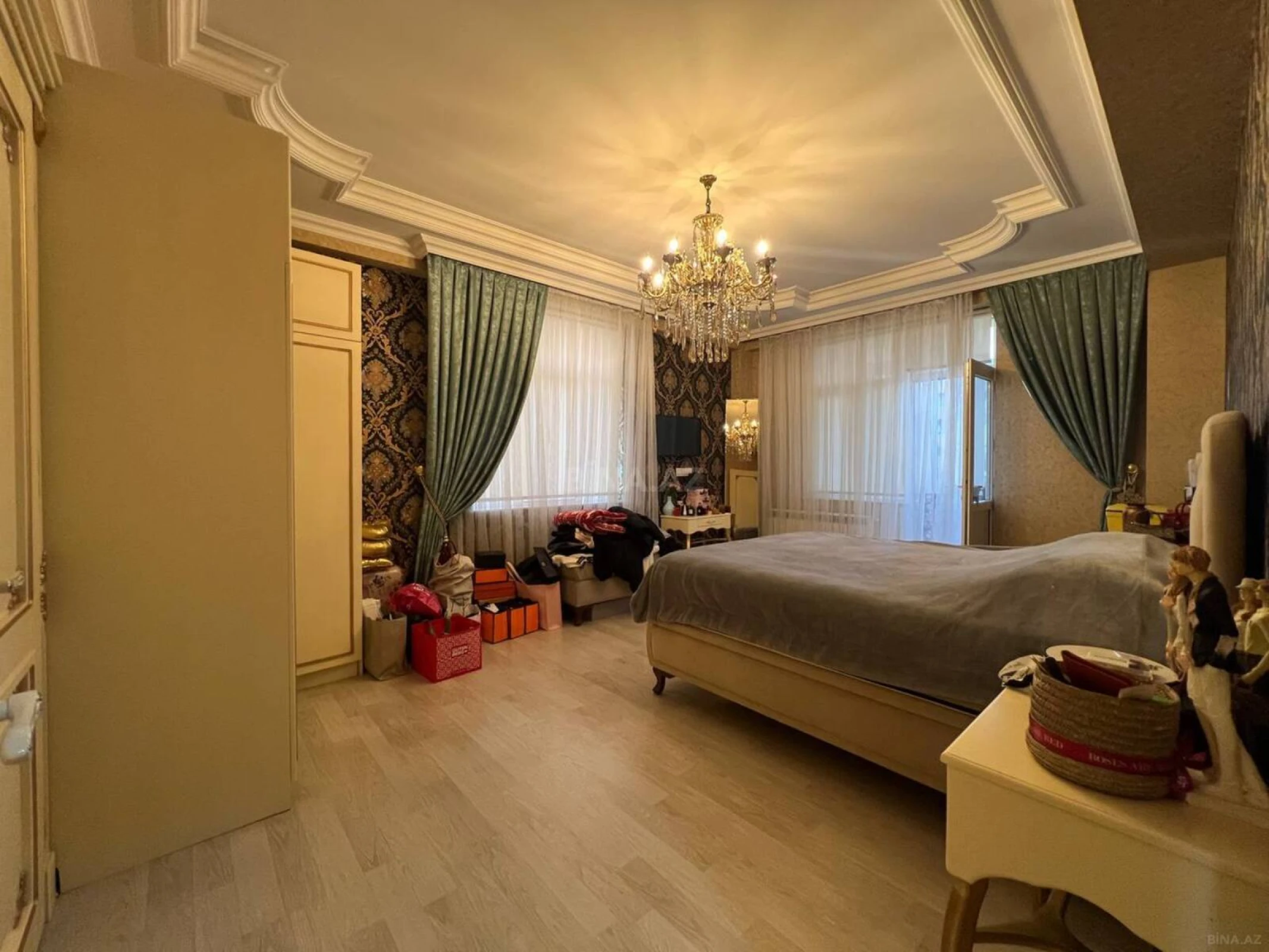 Satılır 5 otaqlı mənzil 250 m²