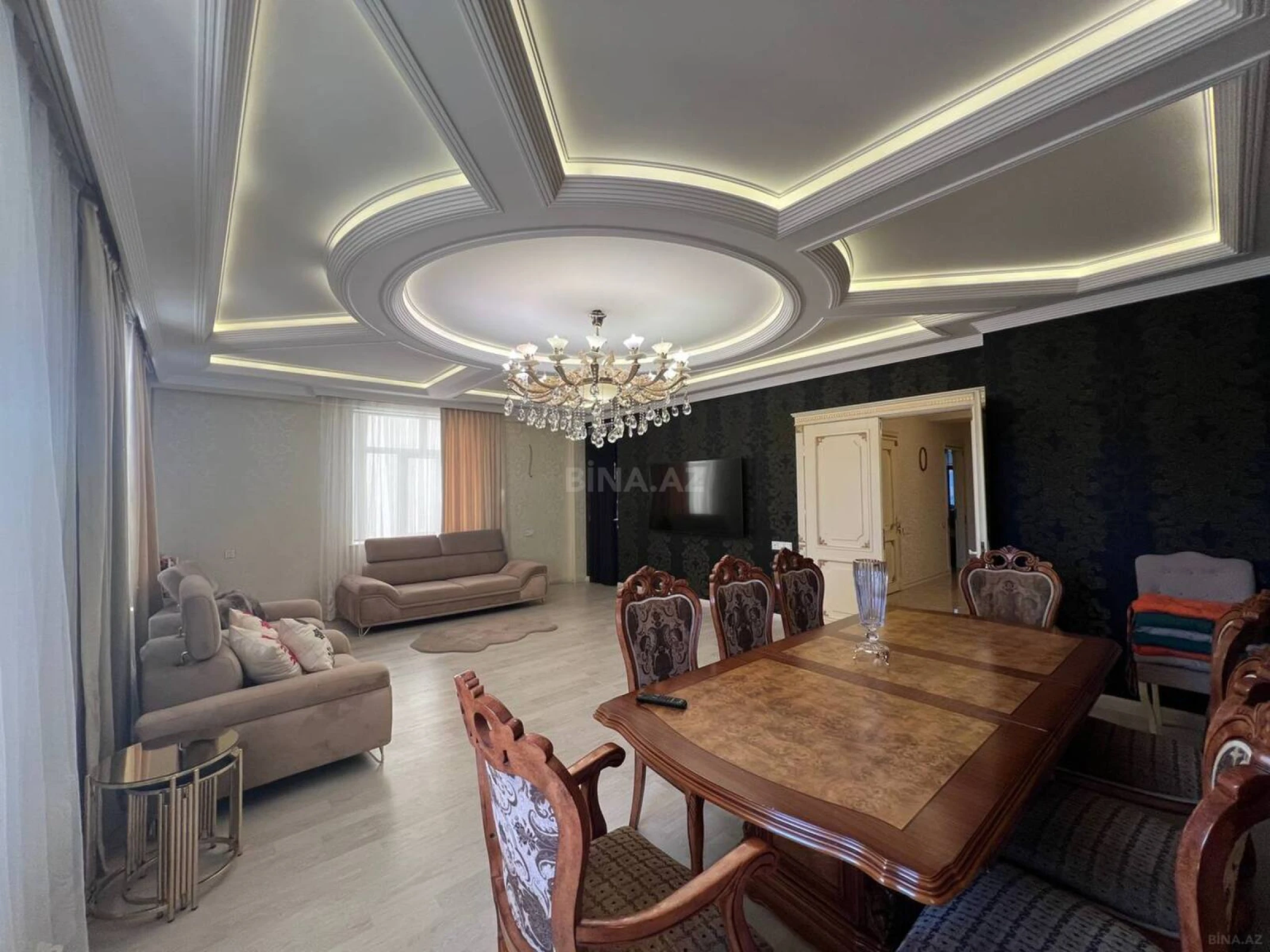 Satılır 5 otaqlı mənzil 250 m²