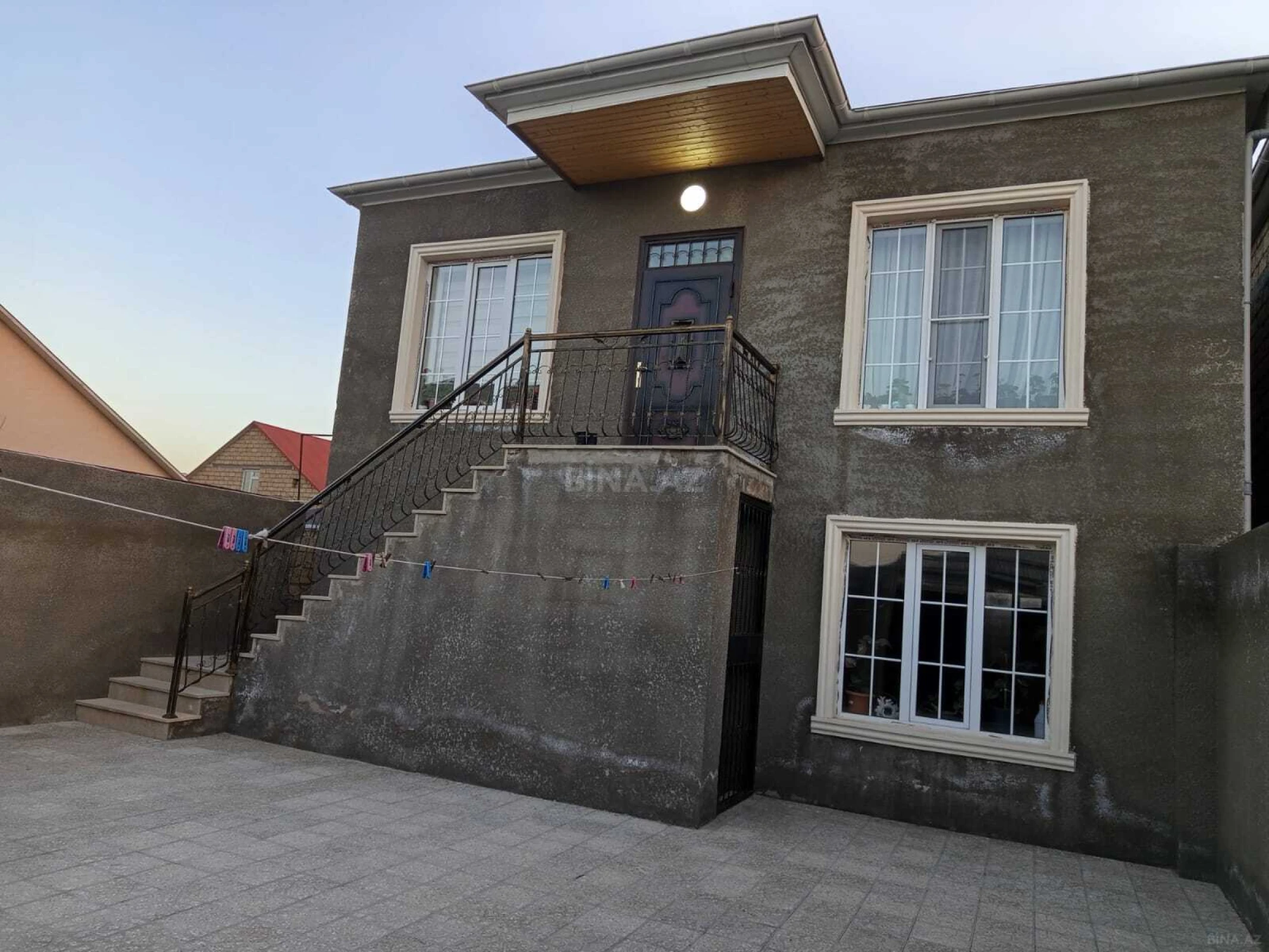 Satılır 8 otaqlı həyət evi 180 m²