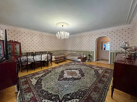 Satılır 4 otaqlı mənzil 160 m²