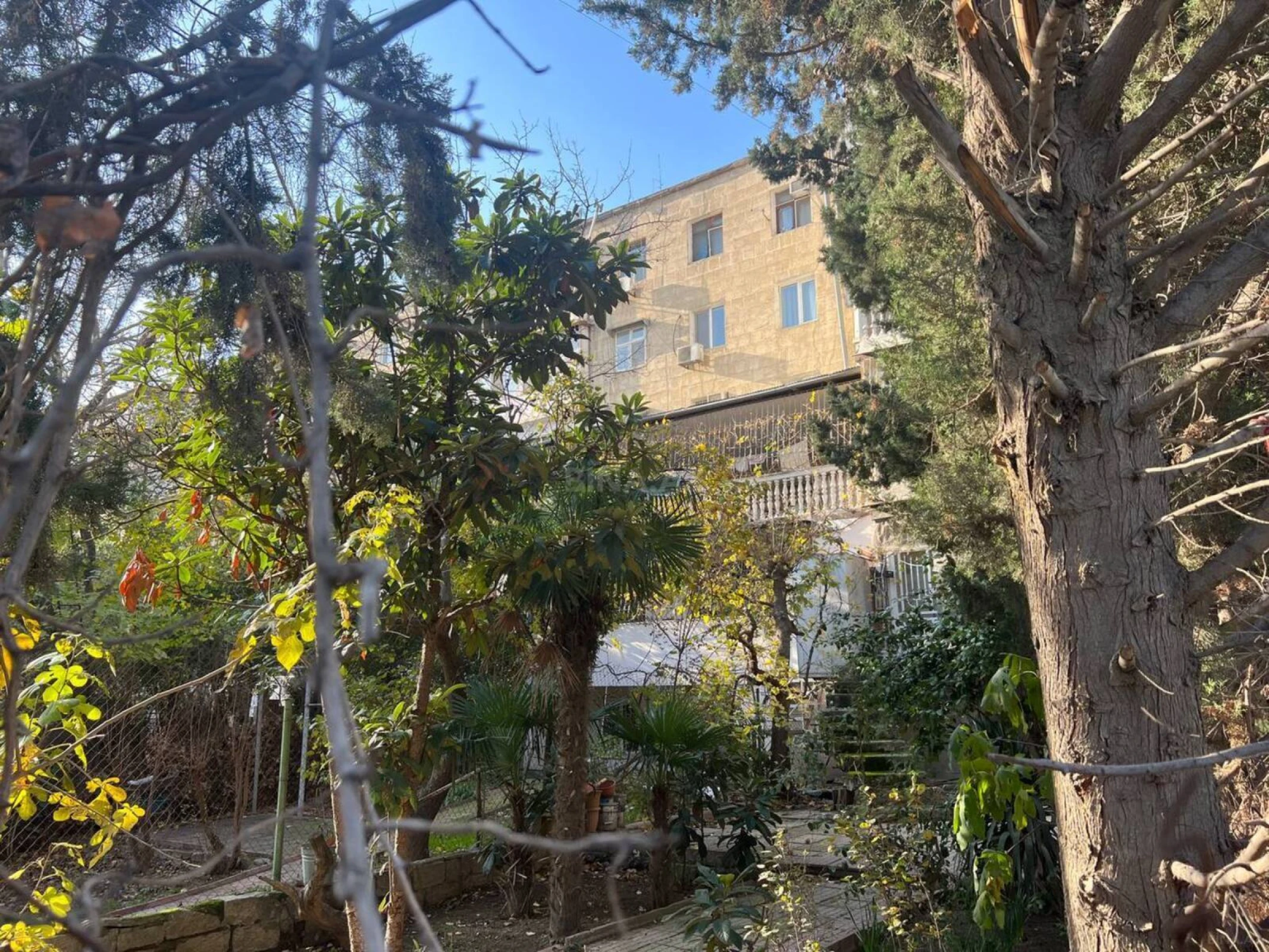 Satılır 4 otaqlı mənzil 160 m²