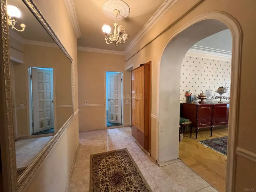 Satılır 4 otaqlı mənzil 160 m²