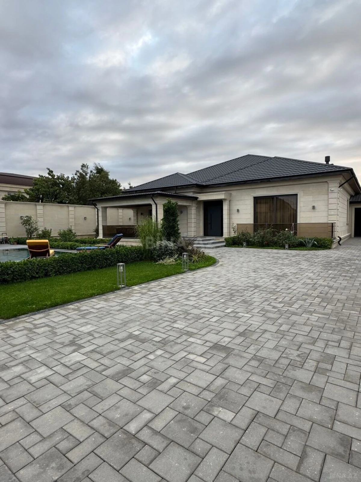 Satılır 6 otaqlı həyət evi 400 m²