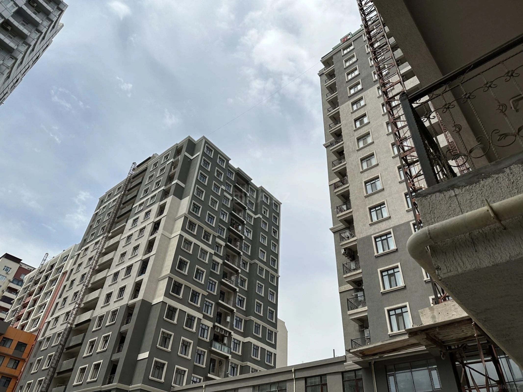 Satılır 3 otaqlı mənzil 109 m²