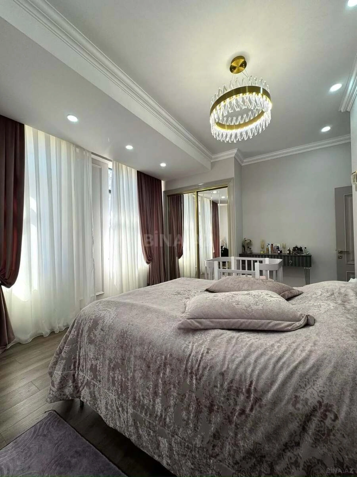 Satılır 3 otaqlı mənzil 136 m²
