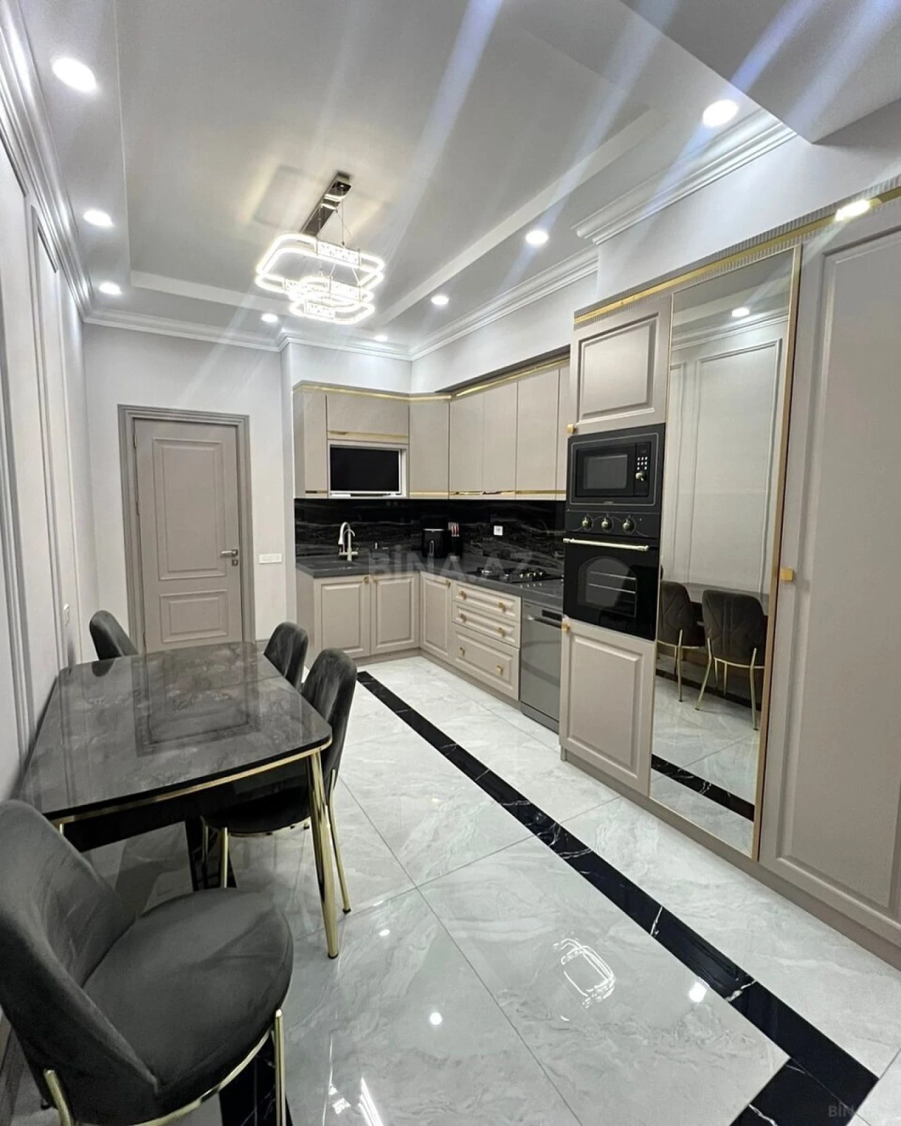 Satılır 3 otaqlı mənzil 136 m²