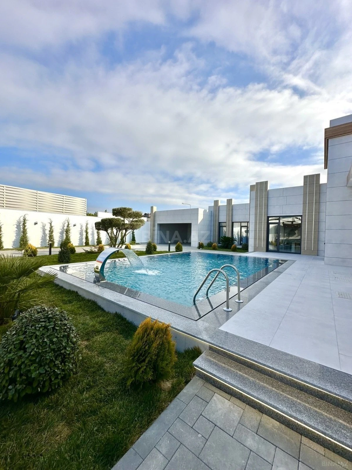 Satılır 5 otaqlı həyət evi 260 m²