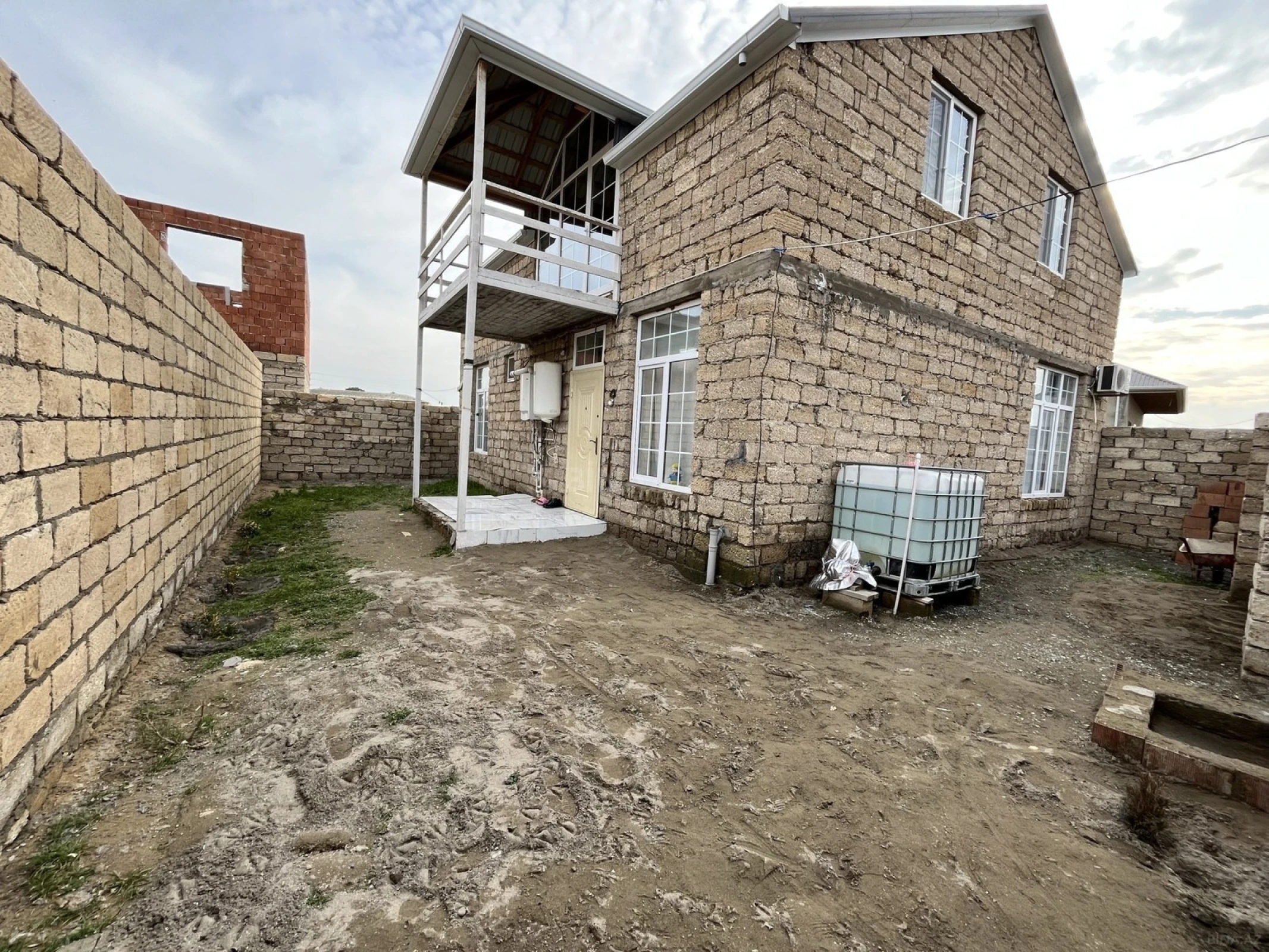 Satılır 6 otaqlı həyət evi 150 m²