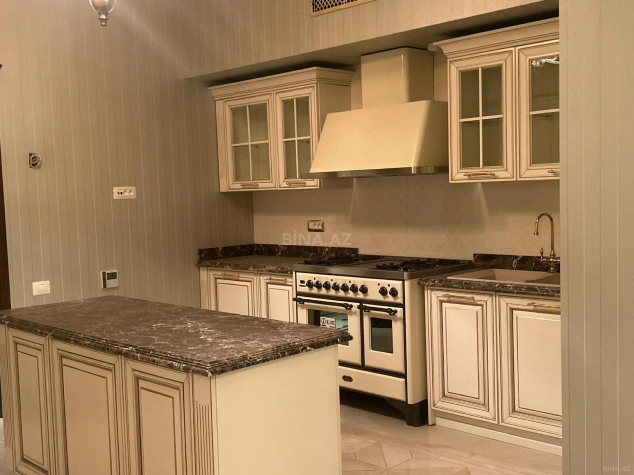 Kirayə verilir 8 otaqlı mənzil 500 m²