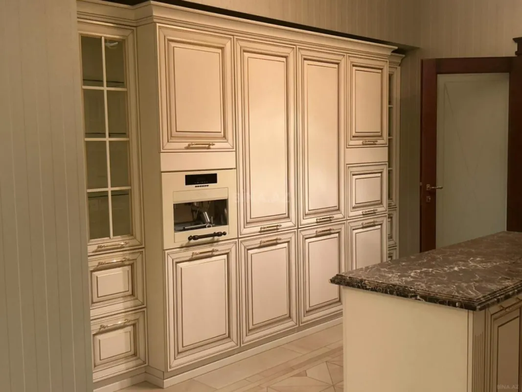 Kirayə verilir 8 otaqlı mənzil 500 m²
