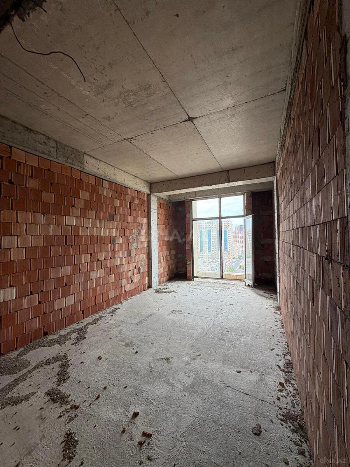 Satılır 4 otaqlı mənzil 187 m²