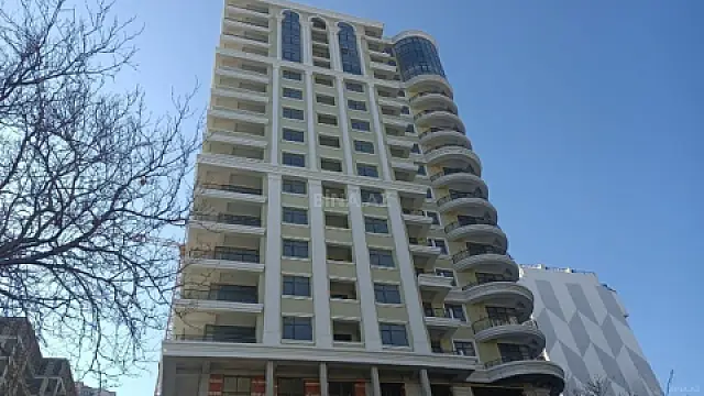 Satılır 4 otaqlı mənzil 187 m²