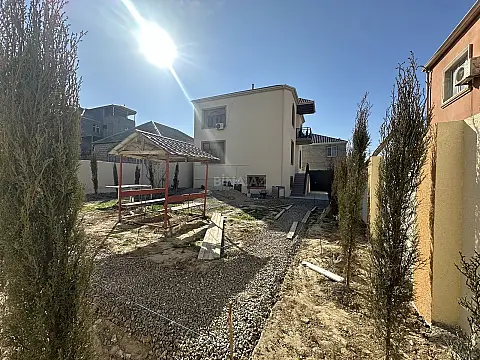 Satılır 5 otaqlı həyət evi 210 m²