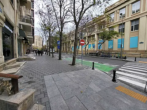 Satılır obyekt 200 m²