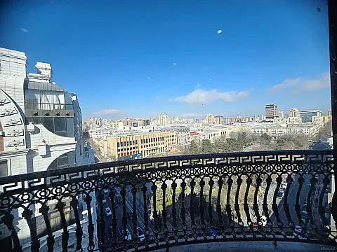 Kirayə verilir 4 otaqlı mənzil 200 m²