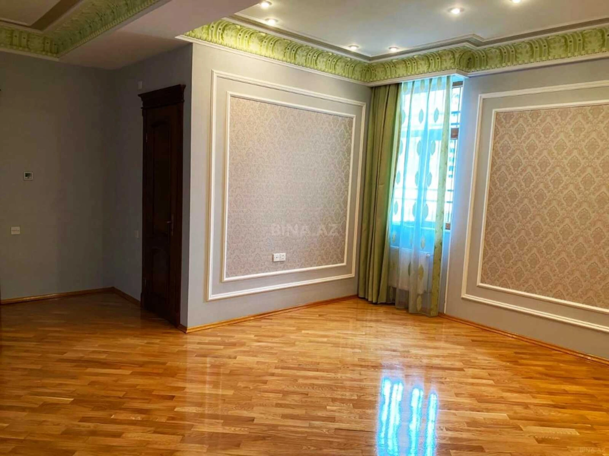 Satılır 4 otaqlı mənzil 250 m²