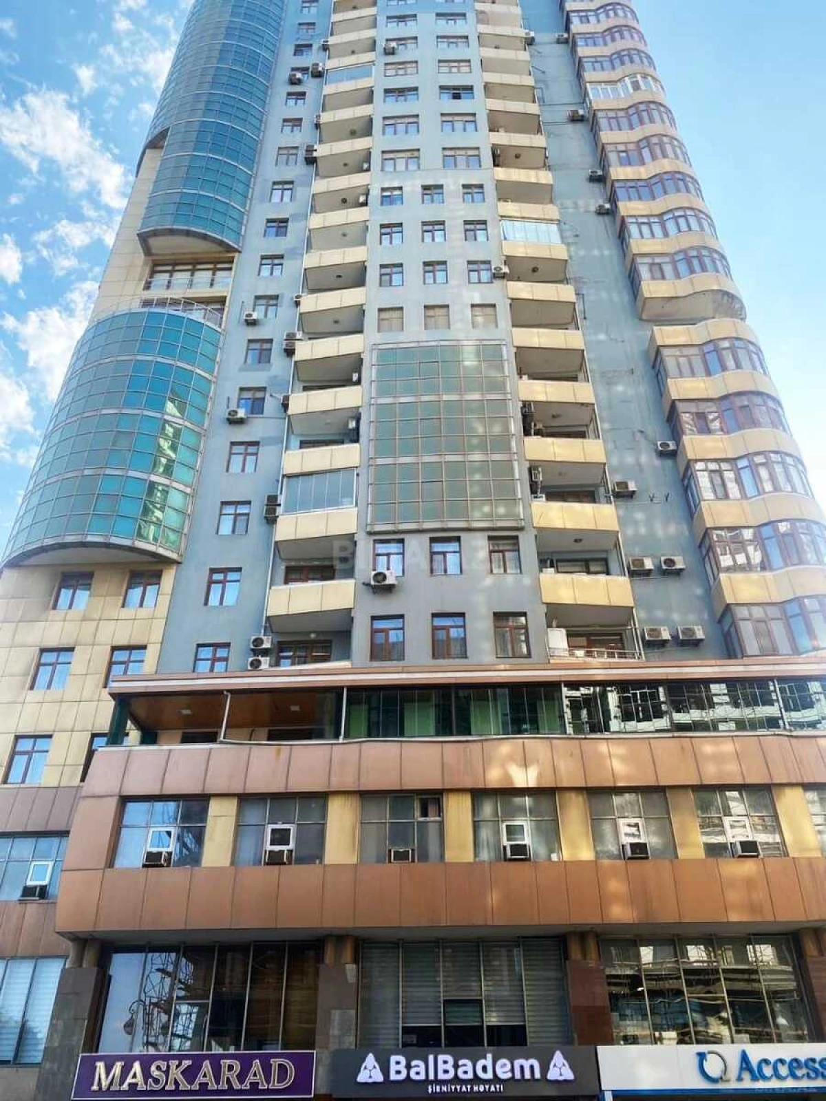 Satılır 4 otaqlı mənzil 250 m²