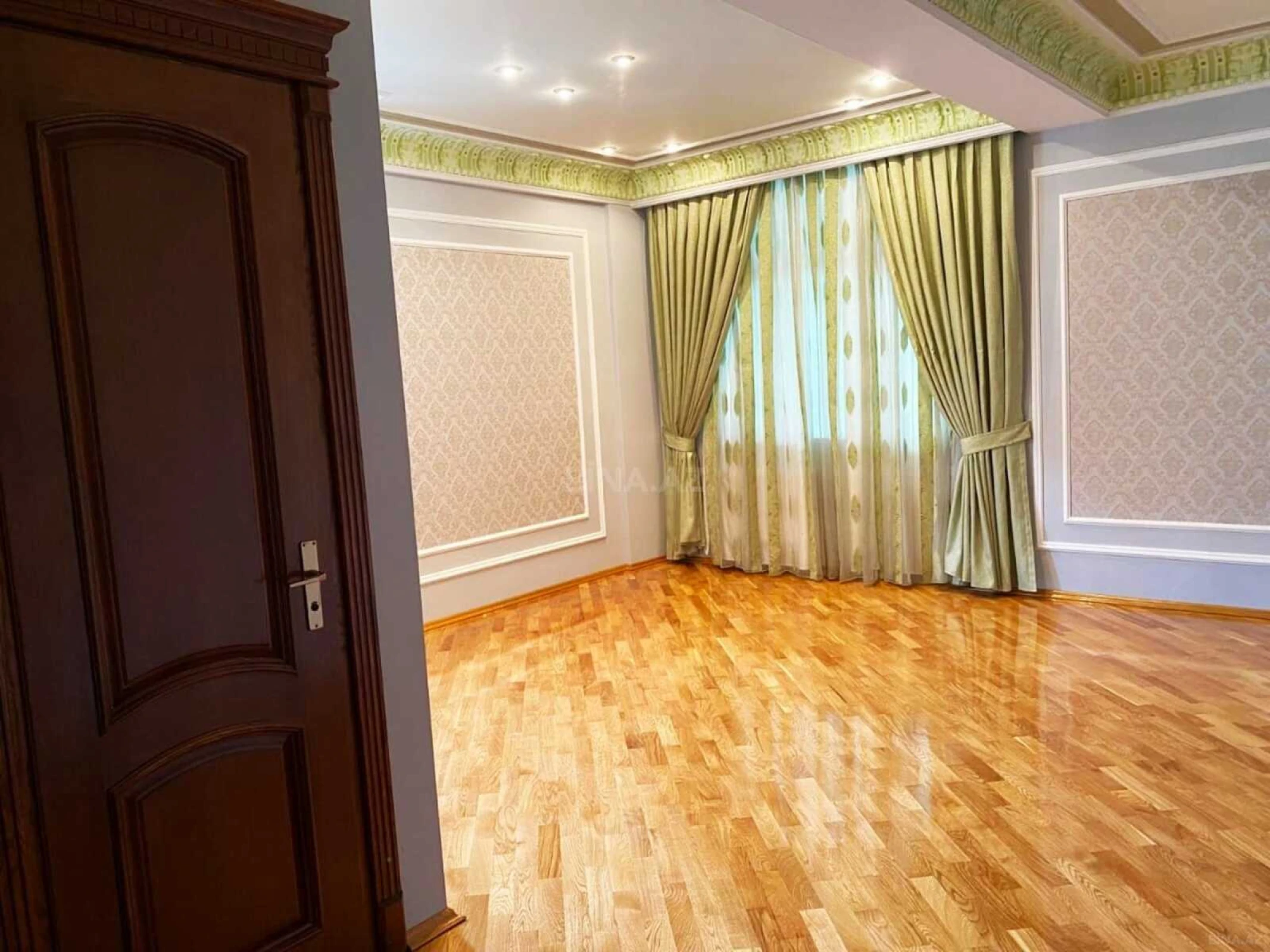 Satılır 4 otaqlı mənzil 250 m²