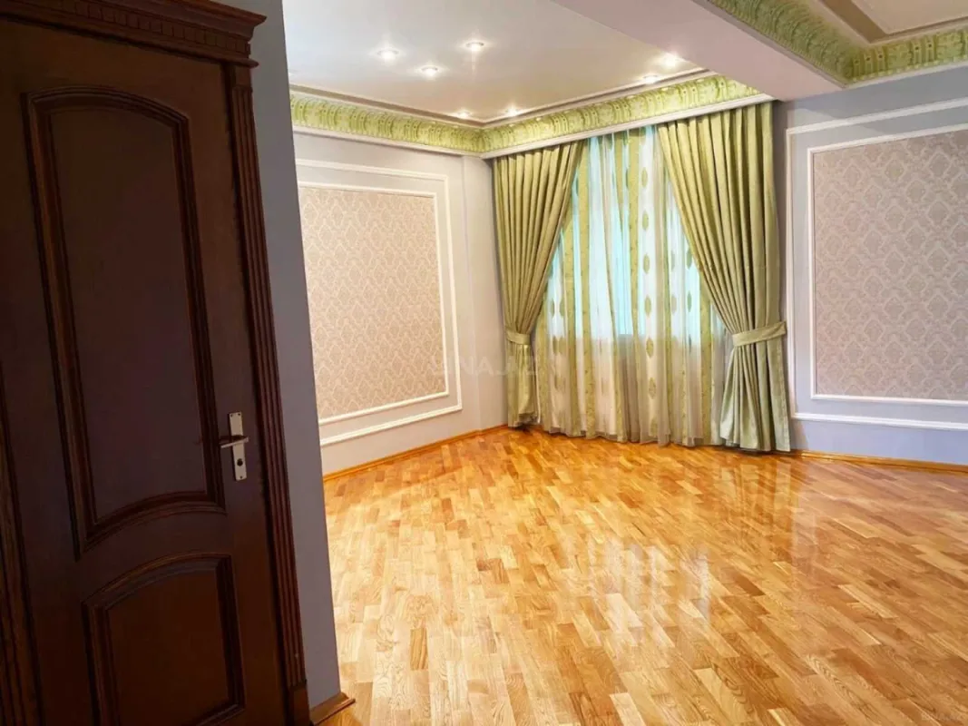 Satılır 4 otaqlı mənzil 250 m²