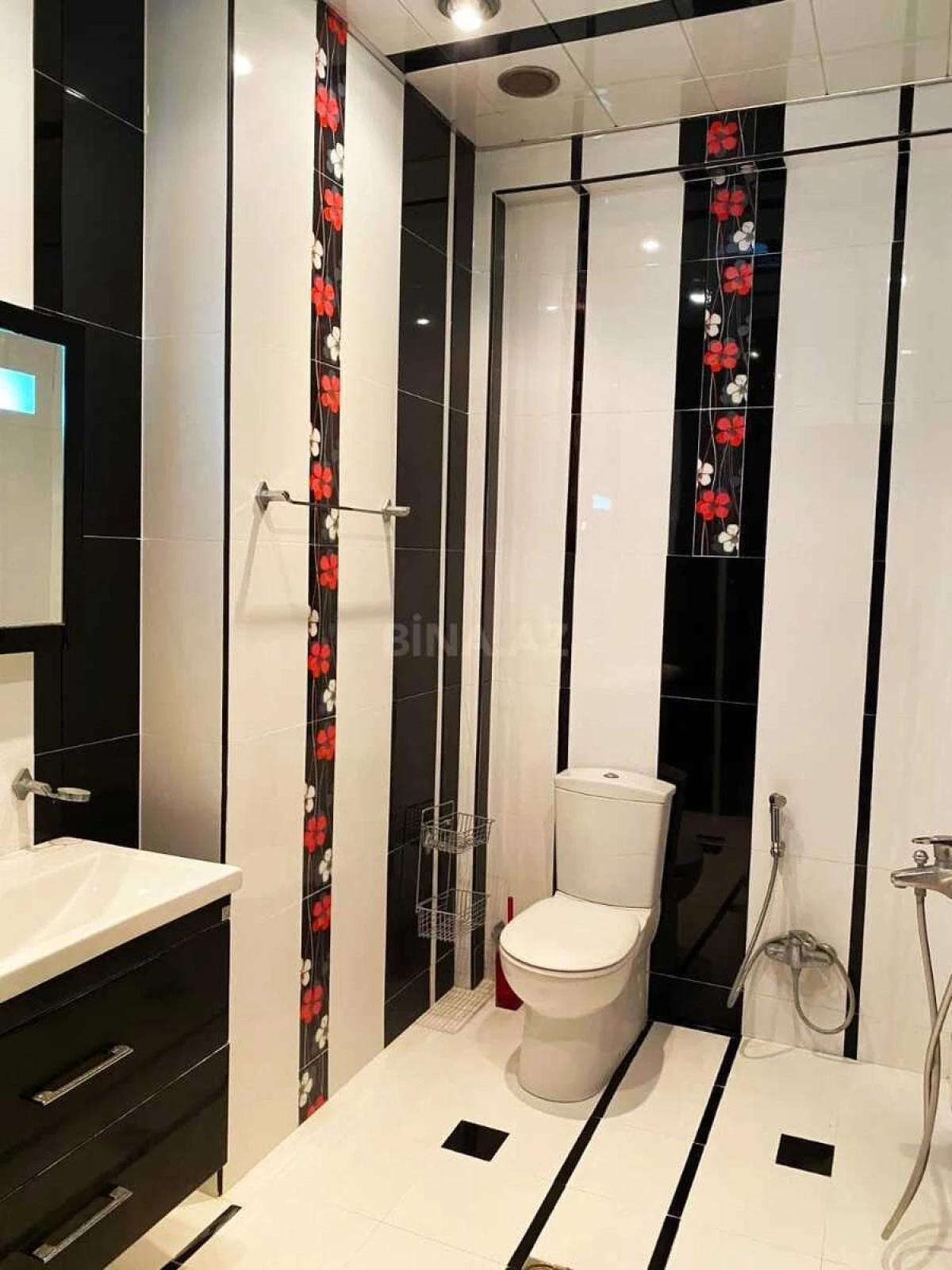 Satılır 4 otaqlı mənzil 250 m²