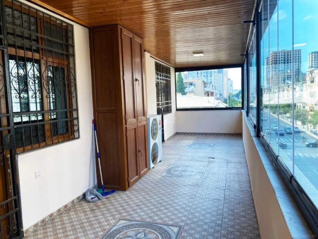Satılır 4 otaqlı mənzil 250 m²