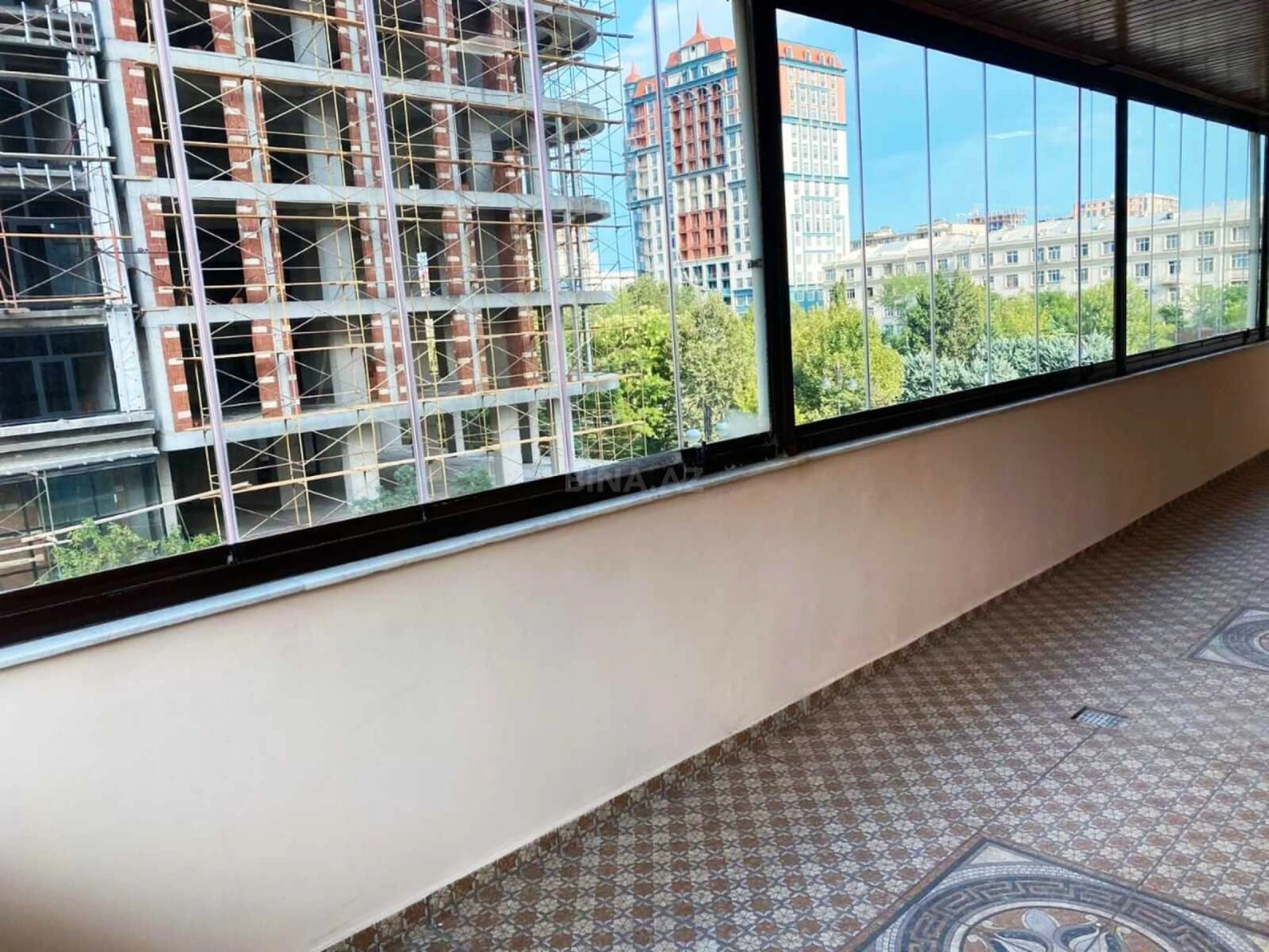Satılır 4 otaqlı mənzil 250 m²