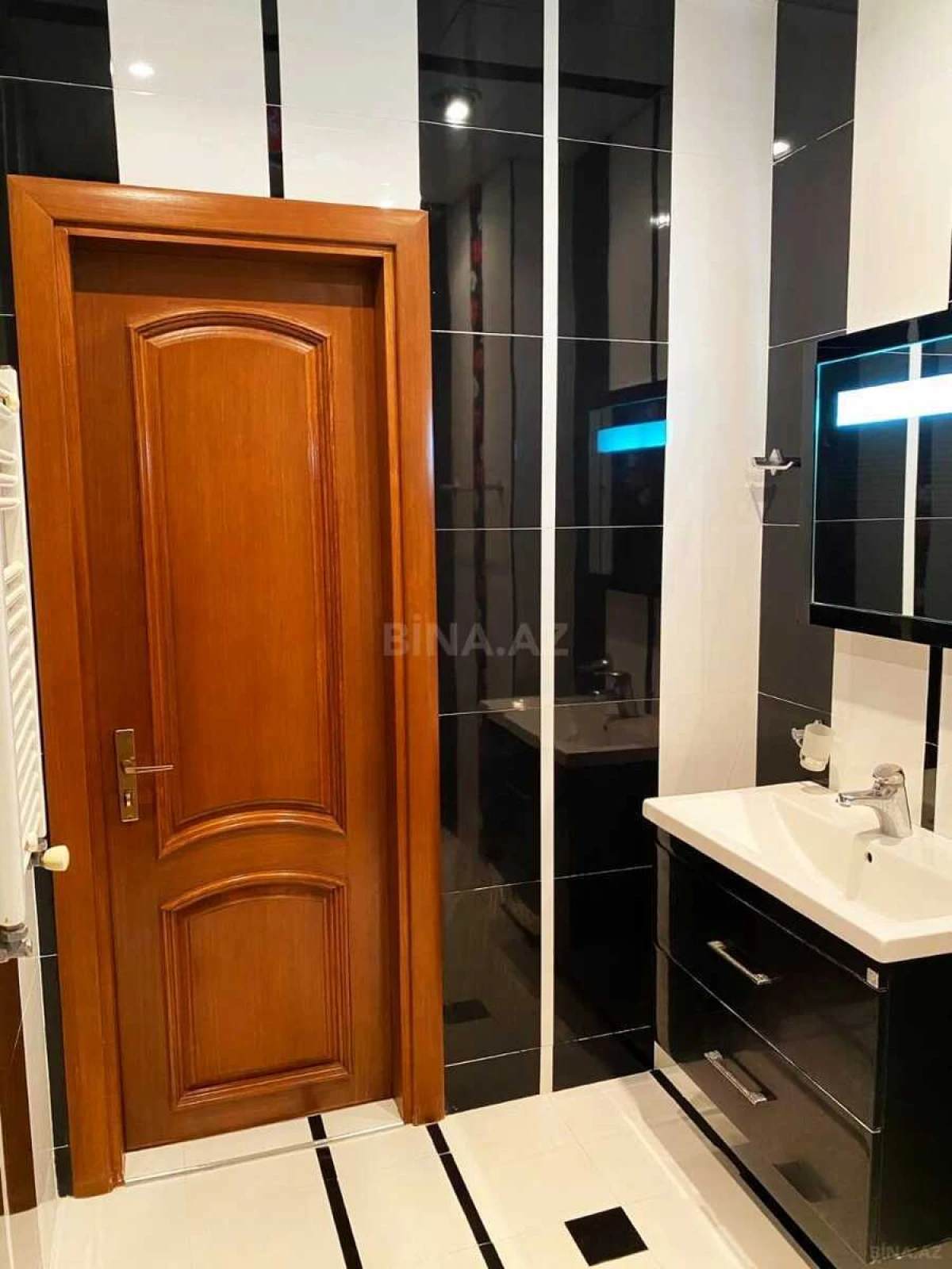 Satılır 4 otaqlı mənzil 250 m²