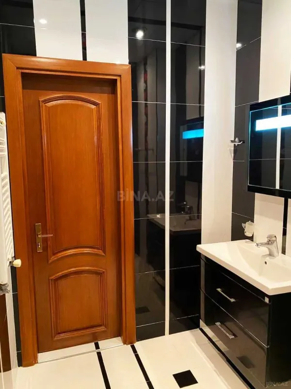 Satılır 4 otaqlı mənzil 250 m²