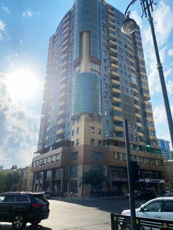 Satılır 4 otaqlı mənzil 250 m²