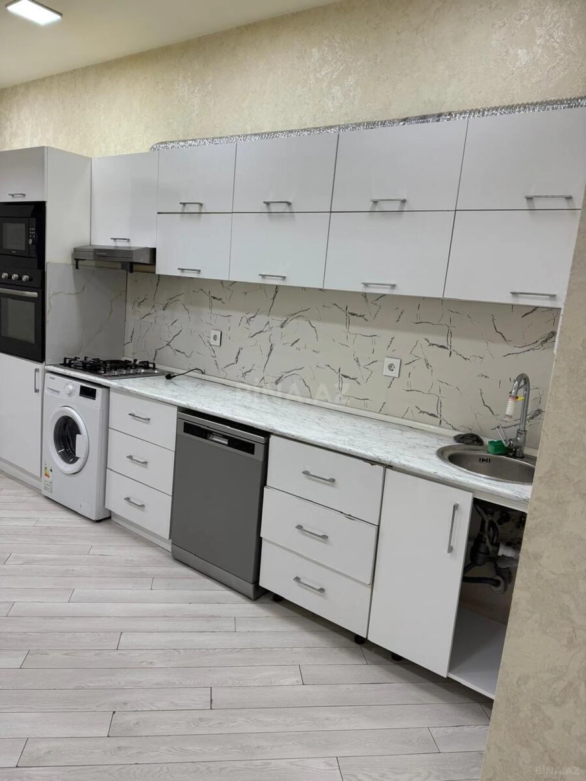 Kirayə verilir 4 otaqlı mənzil 140 m²