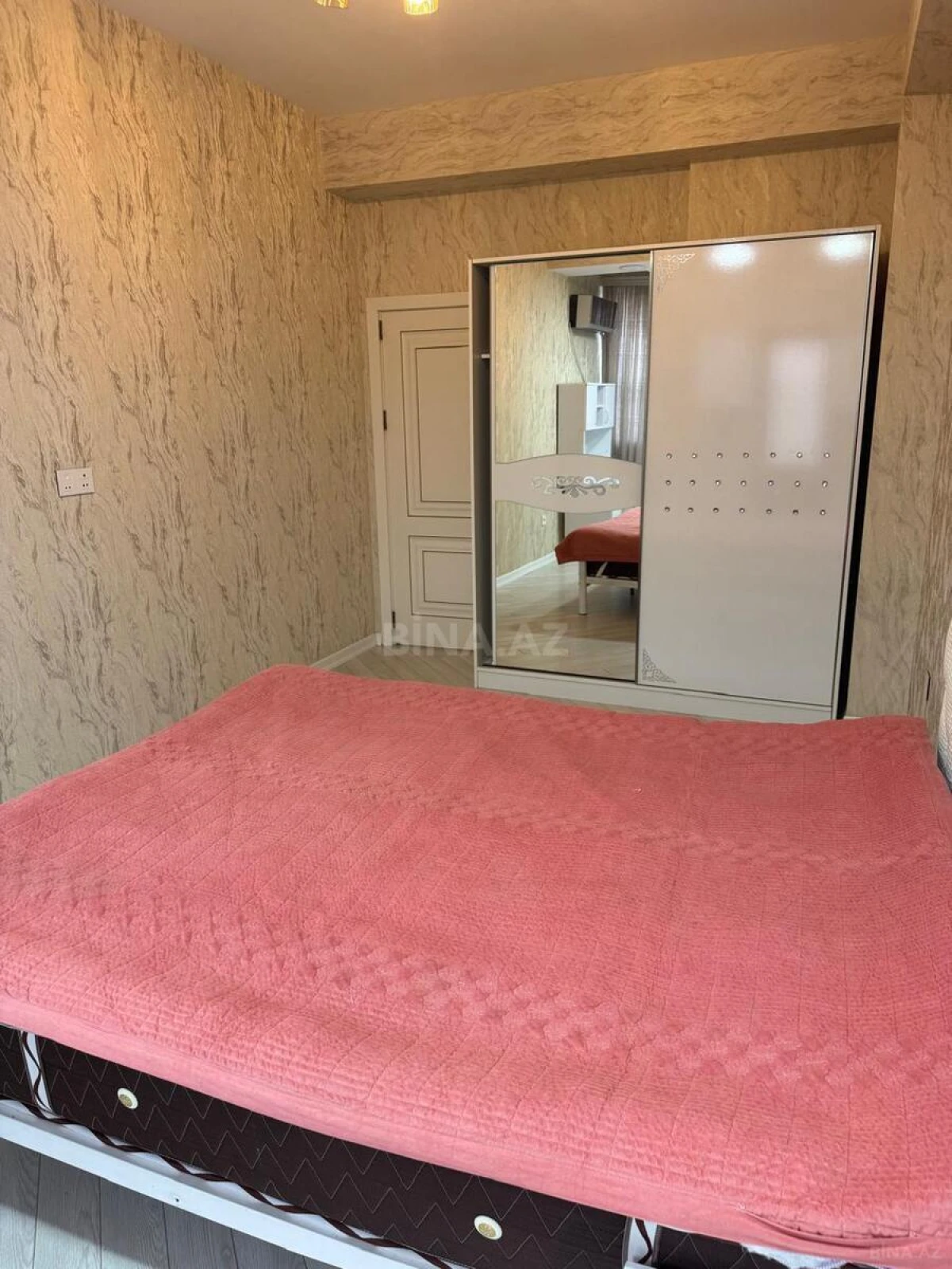 Kirayə verilir 4 otaqlı mənzil 140 m²