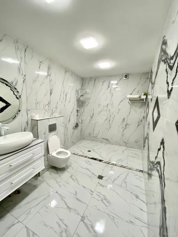 Satılır 5 otaqlı həyət evi 240 m²