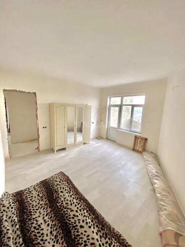 Satılır 5 otaqlı həyət evi 240 m²