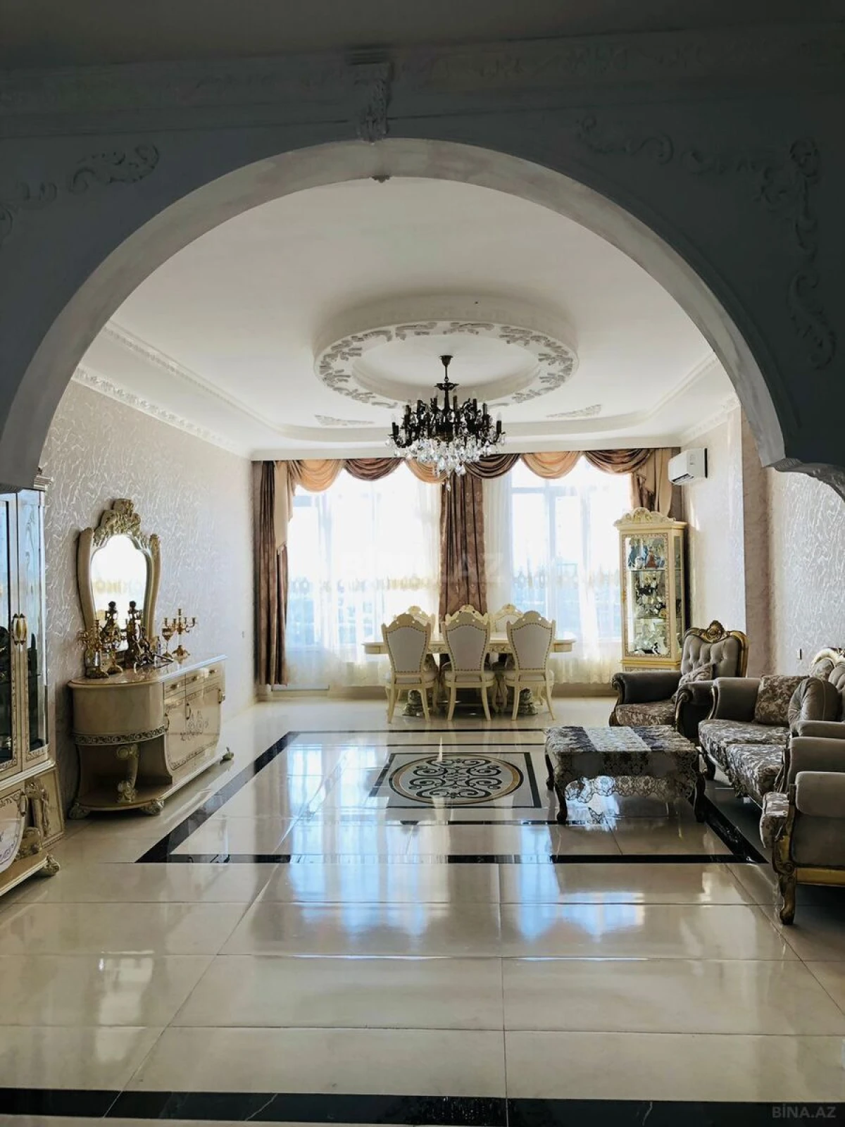 Satılır 5 otaqlı həyət evi 240 m²