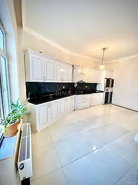 Satılır 5 otaqlı həyət evi 240 m²