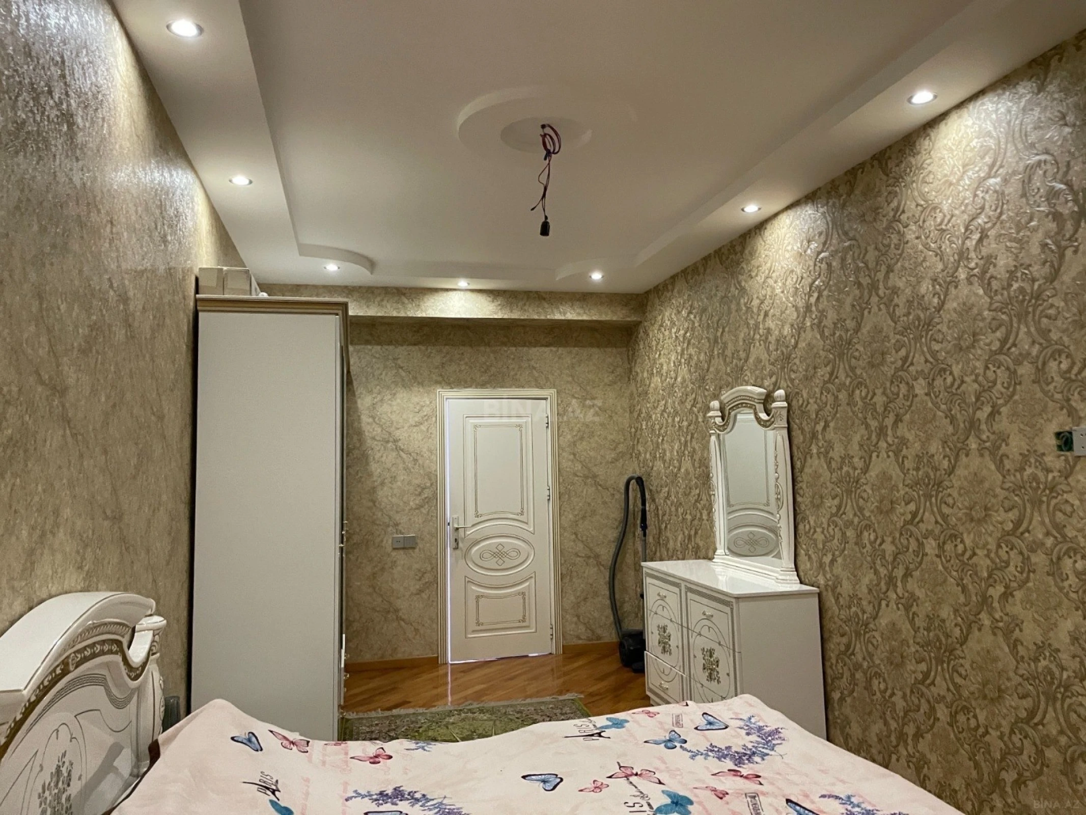 Satılır 3 otaqlı mənzil 130 m²