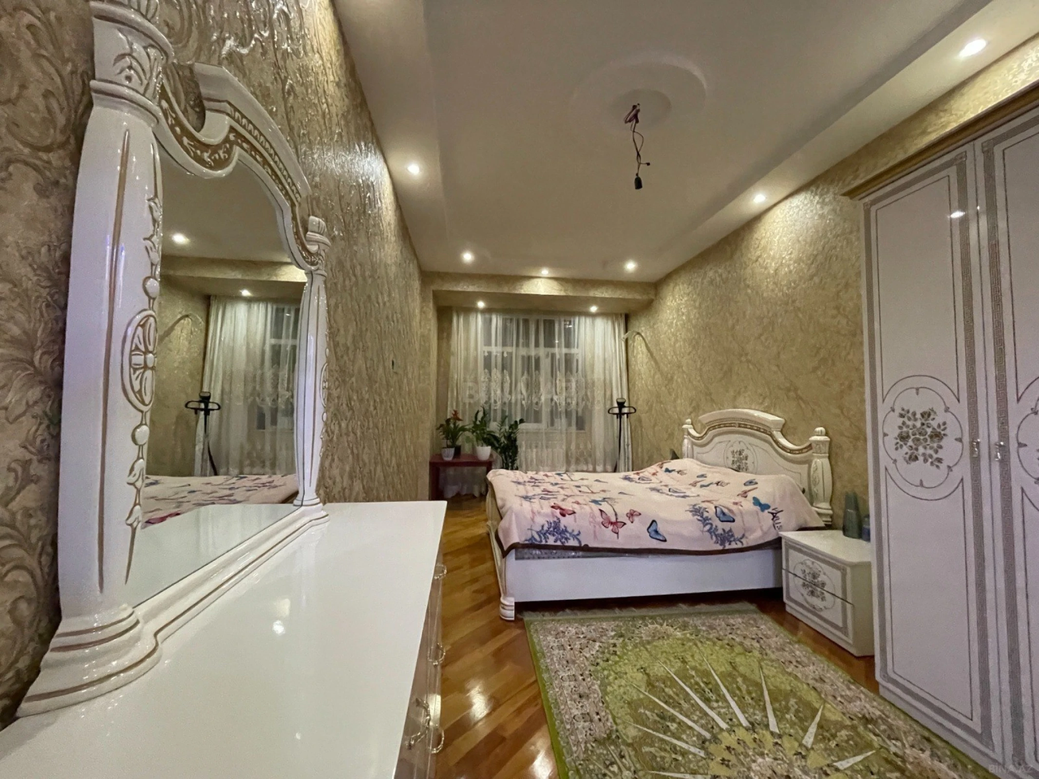 Satılır 3 otaqlı mənzil 130 m²