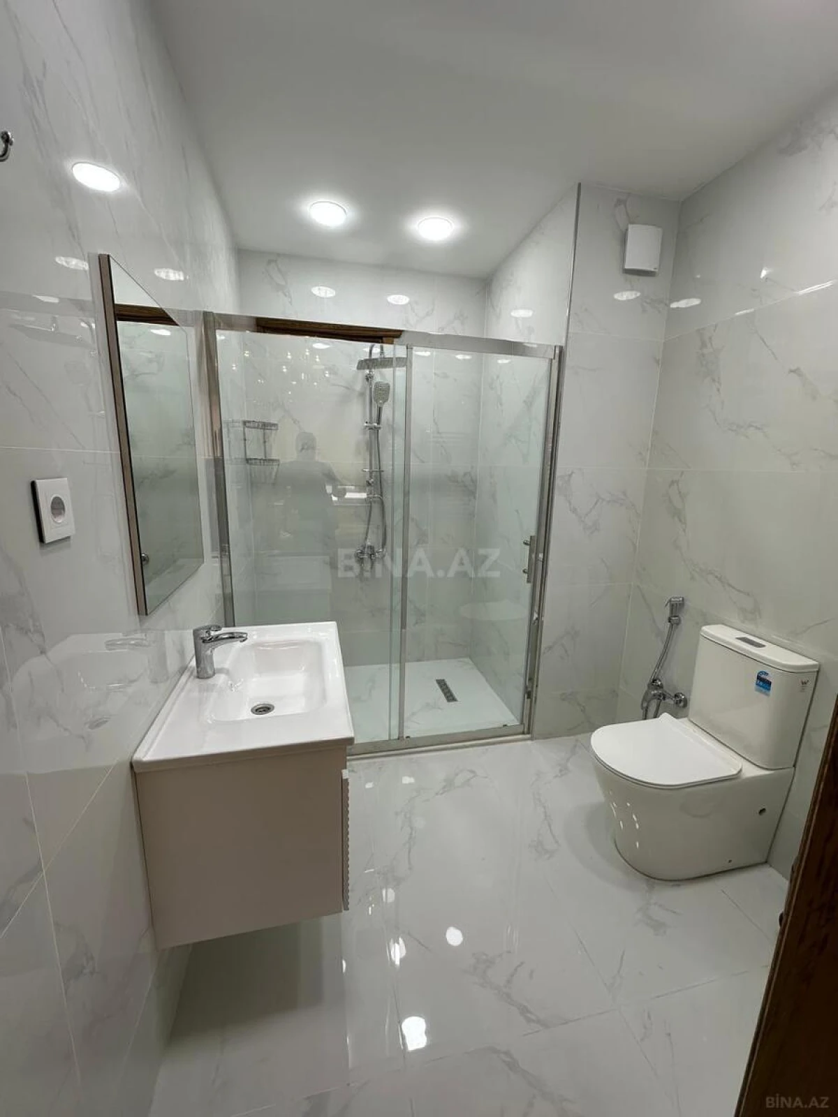 Kirayə verilir 3 otaqlı mənzil 150 m²