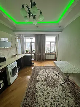 Satılır 3 otaqlı mənzil 130 m²