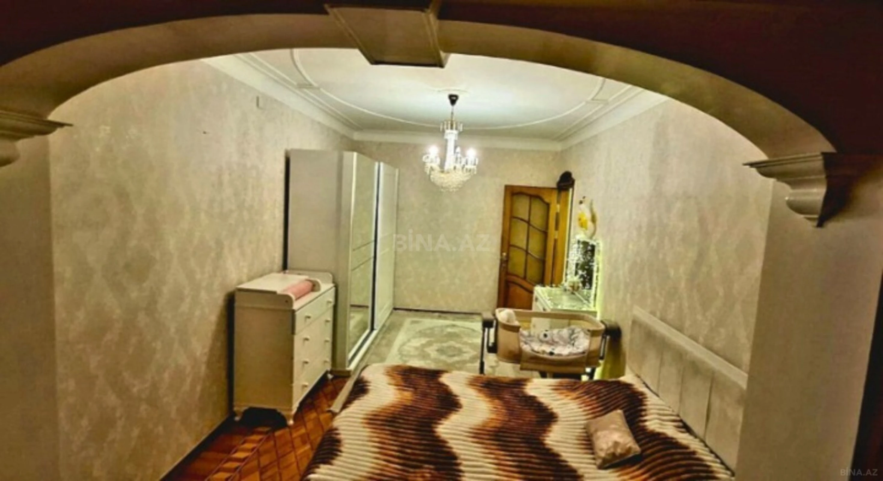 Satılır 5 otaqlı mənzil 150 m²