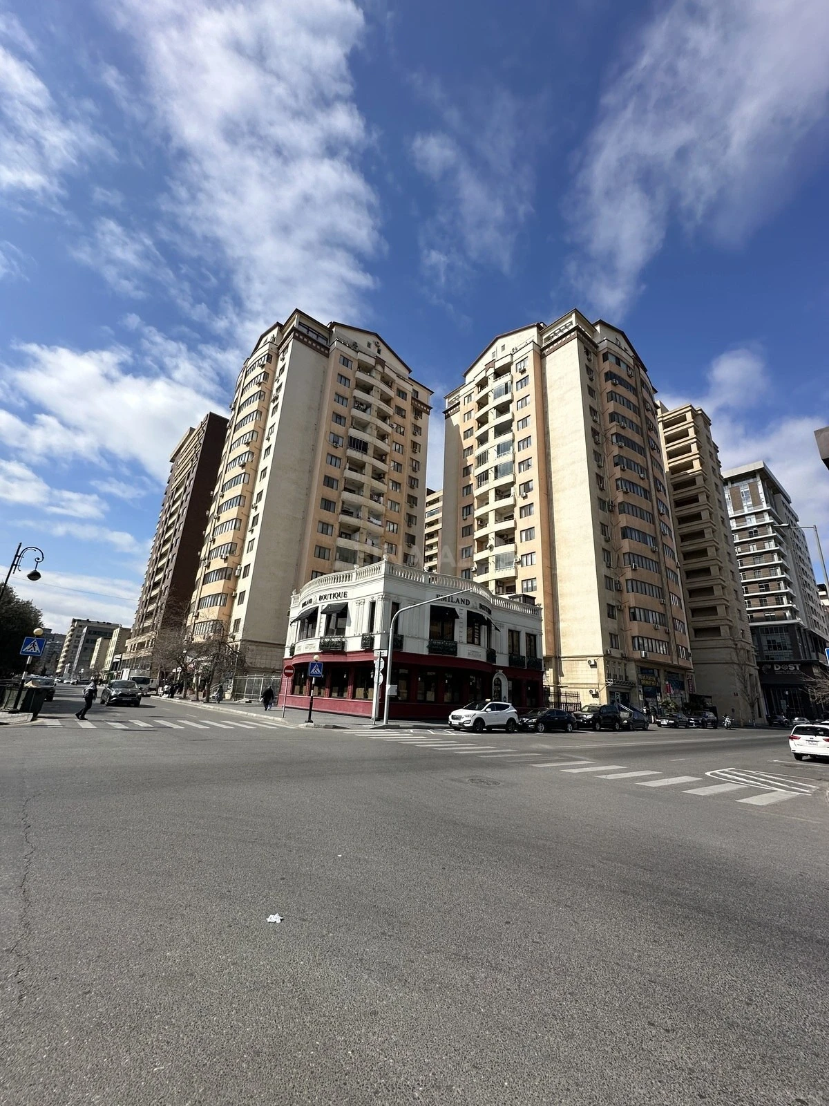 Satılır 3 otaqlı mənzil 135 m²