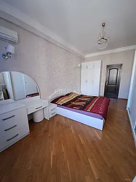 Satılır 3 otaqlı mənzil 135 m²