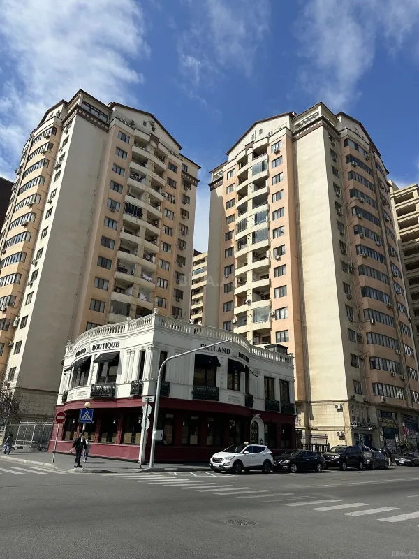 Satılır 3 otaqlı mənzil 135 m²