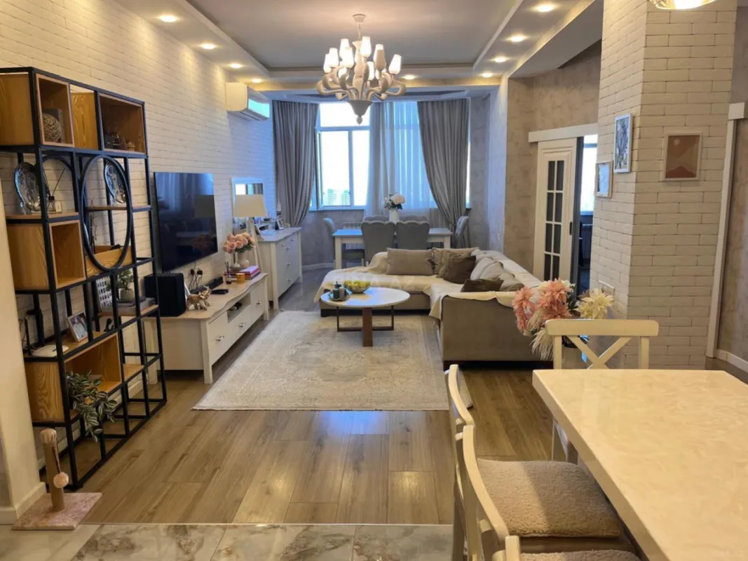 Satılır 4 otaqlı mənzil 95 m²