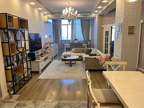 Satılır 4 otaqlı mənzil 95 m² — Bakı, İnşaatçılar 4 otaq 95.00 m²