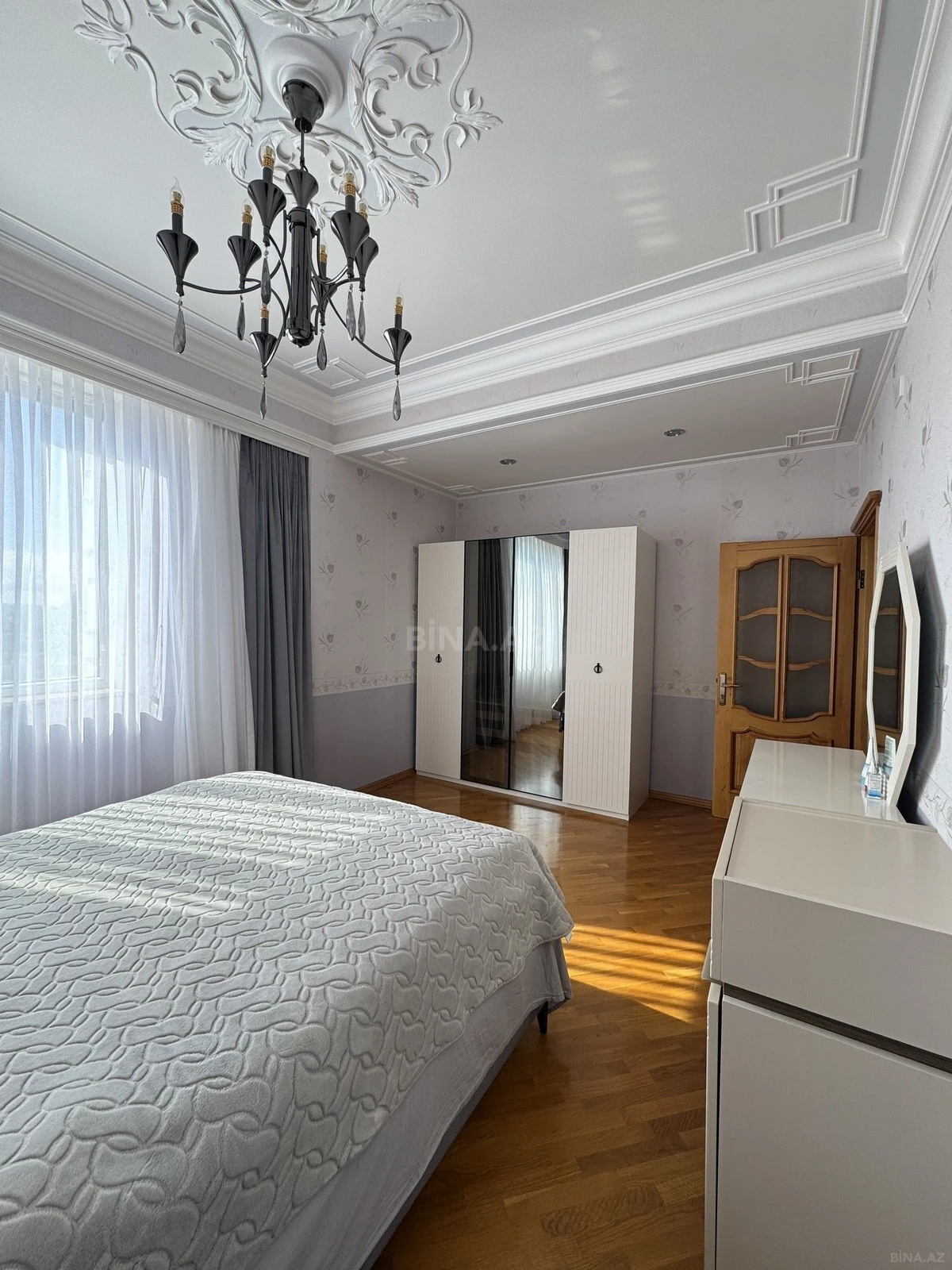 Satılır 4 otaqlı mənzil 168 m²