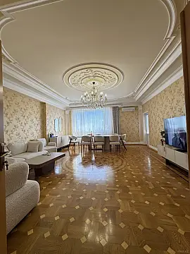 Satılır 4 otaqlı mənzil 168 m²