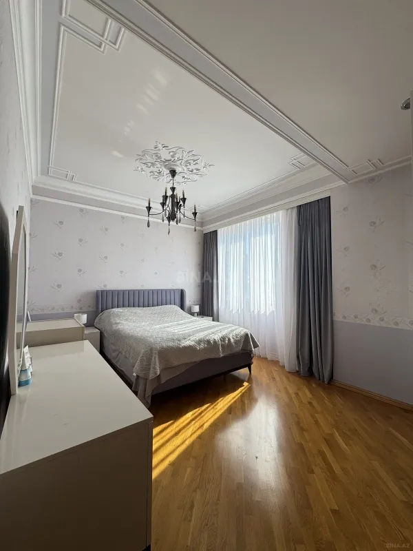 Satılır 4 otaqlı mənzil 168 m²