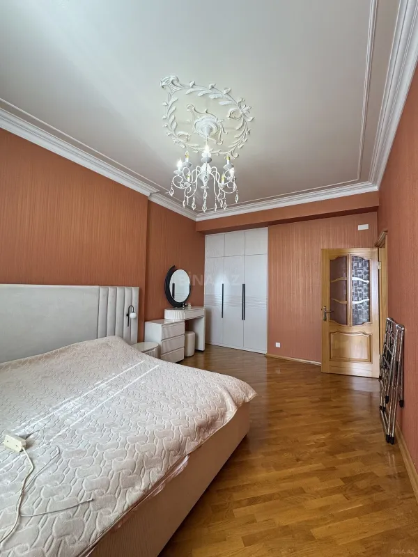 Satılır 4 otaqlı mənzil 168 m²