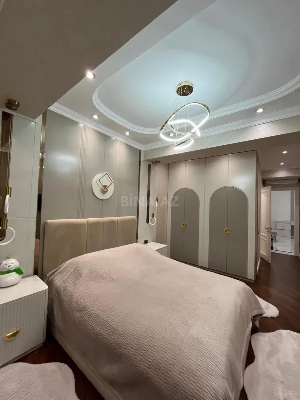 Satılır 4 otaqlı mənzil 200 m²